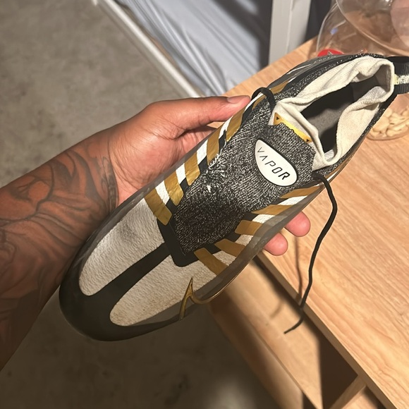 Vapors, have some imperfections. They run a little small and narrow. - Picture 2 of 4